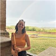 Studentessa di flauto dolce impartisce lezioni di flauto, solfeggio e teoria musicale